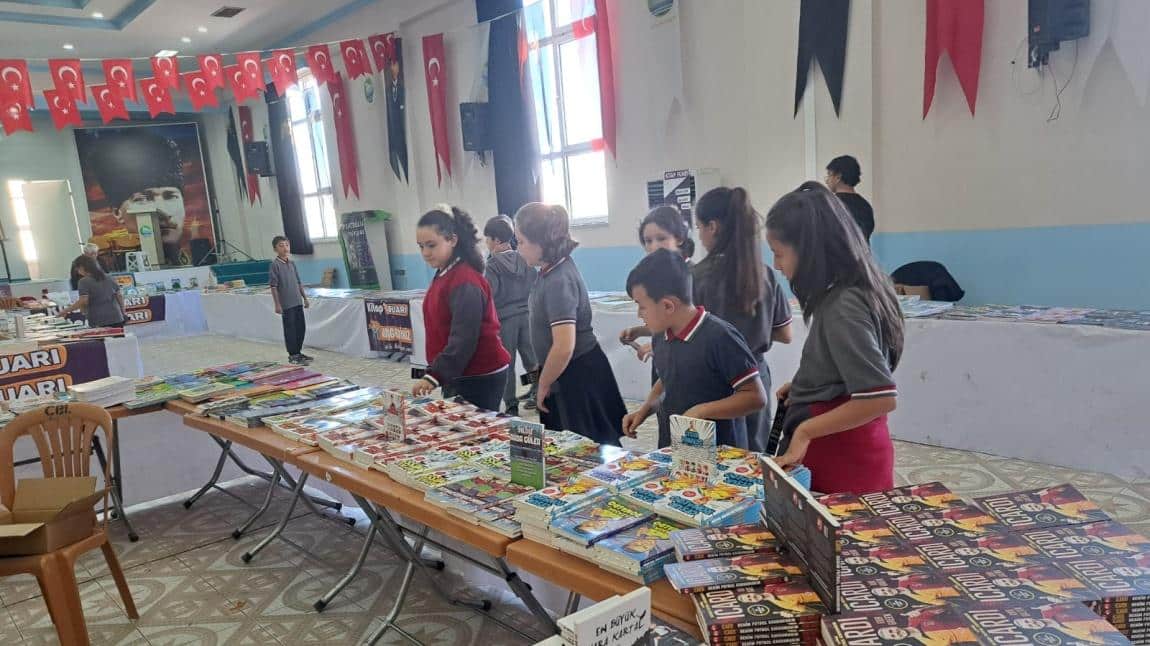 İlçemiz Vali Recep Yazıcıoğlu Konferans Salonunda Kurulan Kitap Fuarını Ziyaret Ettik